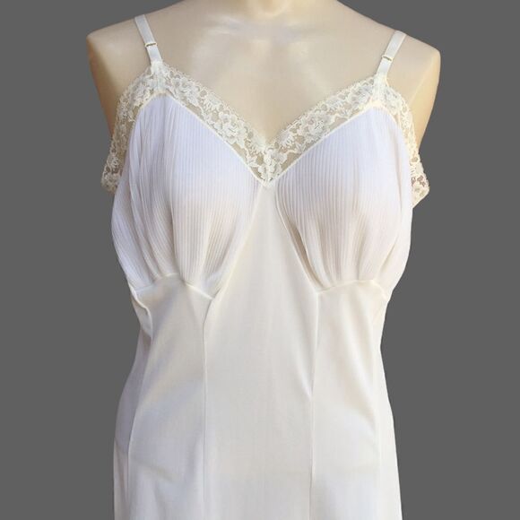 Vintage
Rogers Pleat Chiffon Lace Cutout Trim Full Slip Dress - Picture 9 of 15